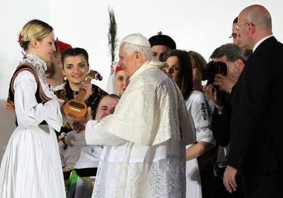 Papa Benedikt u Zagrebu prije 11 godina: Poklonio se Stepincu i poručio 'Hrvati, slavite obitelj'