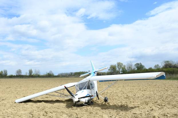 Srušio se mali avion kod Siska, pilot prošao bez ozljeda