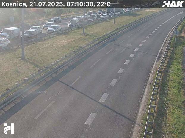 FOTO Ogromne gužve prema moru: Kod Lučkog 8 km, sudari kod Perušića i kod Okučana