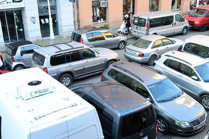 FOTO Kaos u Zagrebu, ulica u samom centru zakrčena autima: 'Kako uopće uspiju izaći otud?!'