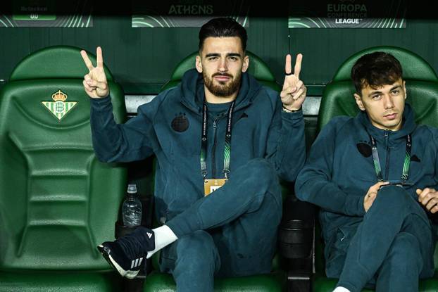 Sevilla: Nogometaši Dinama u obilasku terena uoči početka utakmice između Real Betisa i Dinama u playoffu UEFA Konferencijske lige