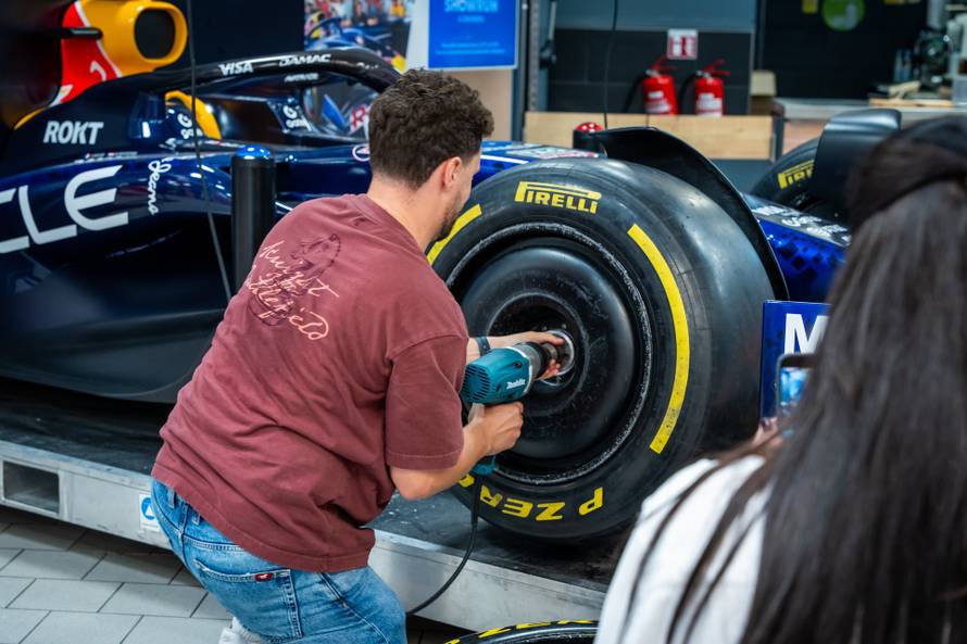 Kakav izazov! Na zagrebačkim Ravnicama možete se okušati u mijenjanju guma na F1 bolidu