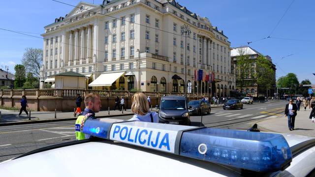 Zagreb: Sudar autobusa njemačkih registracija i tramvaja ispred hotela Esplanade