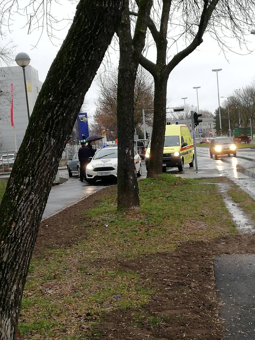 Zbog kiše kaos na cesti: Sudar dva auta, čovjek lakše ozlijeđen