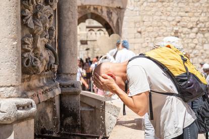 FOTO Ili zidić u hladu, ili na plažu: Dubrovnik je pun turista, ne smetaju im ni ove vrućine...