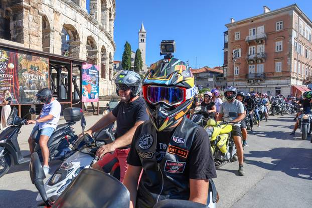 Defile motorista kroz PUlu