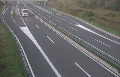 Zbog jakog vjetra ograničenja na Jadranskoj magistrali. Srna je na A5, vozi se 60 km/h