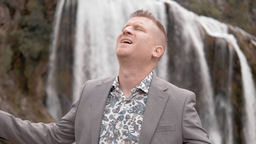 VIDEO Stipe Štrkalj debitira s emotivnom baladom 'Sanjaj' koja donosi vjeru u bolje sutra