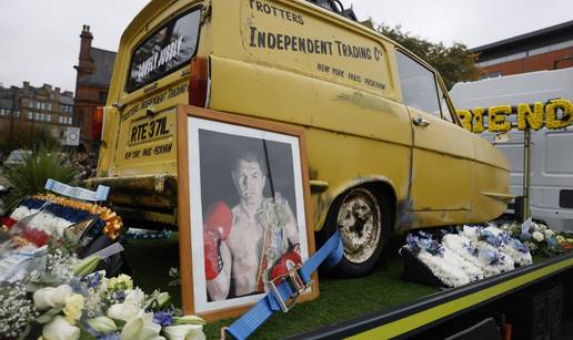 FOTO Tisuće ispratile Hattona: Uz kultni auto iz 'Mućki' lijes je dovezen na stadion Cityja...