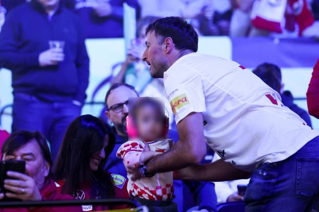 Duvnjak je izazvao pomutnju na tribinama. Navijao sa suprugom