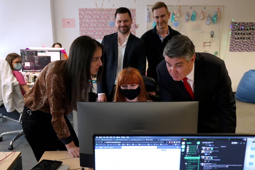 Zagreb: Predsjednik Milanović posjetio tvrtku Nanobit