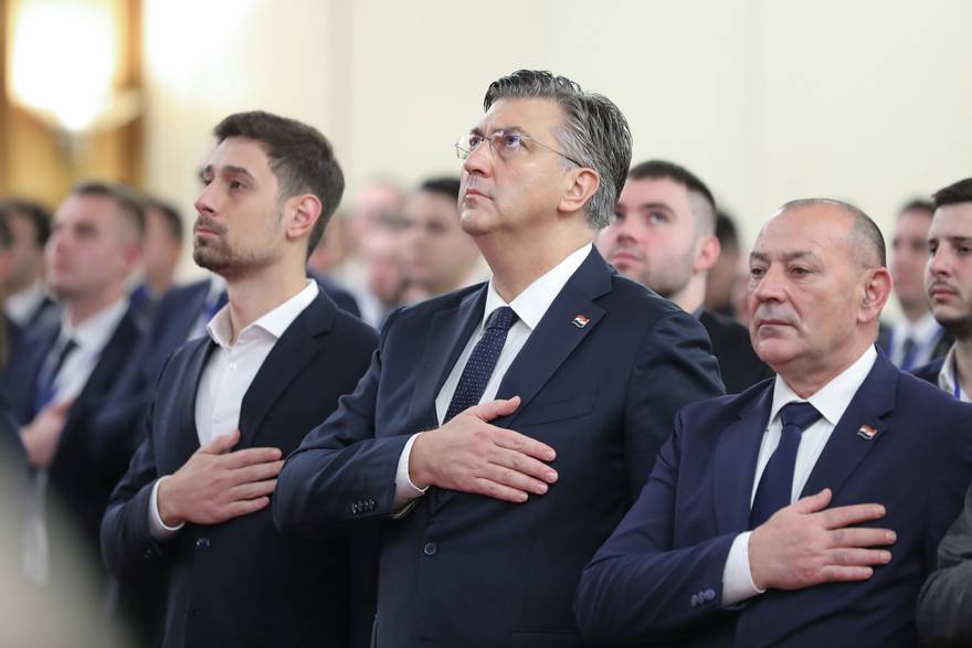 plenković na saboru mladeži hdz