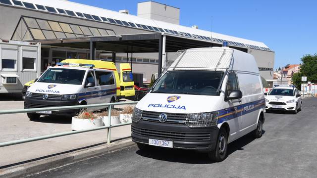 Veći broj policijskih službenika ispred  bolnice u Šibeniku nakon prometne nesreće