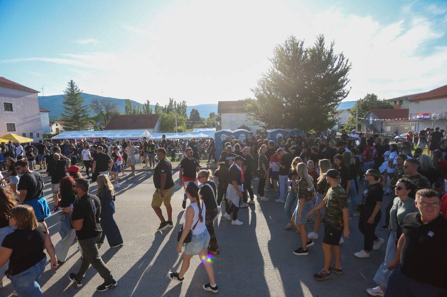 Sinj: Posjetitelji dolaze na hipodrom uoči početka Thompsonovog koncerta