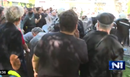Kaos u Novom Sadu, policija tuče studente?! 'Ne biraju koga mlate, djevojku je odvela hitna'