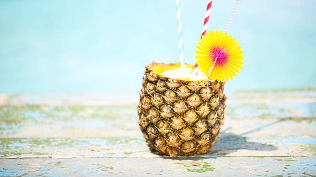 Odličan recept za Piña coladu koju možete piti iz ananasa