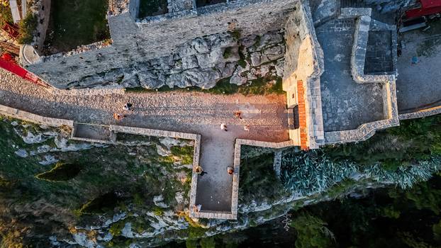 Pogled iz zraka na predivnu Klišku tvrđava čiju je ljepotu upoznao cijeli svijet u popularnoj seriji