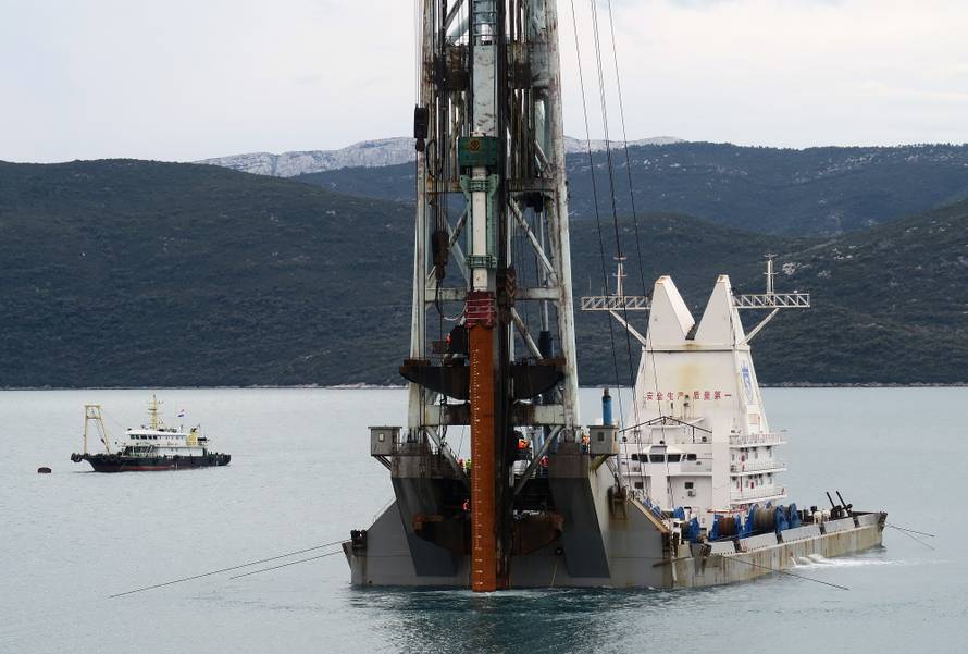 ZapoÄ?elo postavljanje pilota u mora za podizanje PeljeÅ¡kog mosta