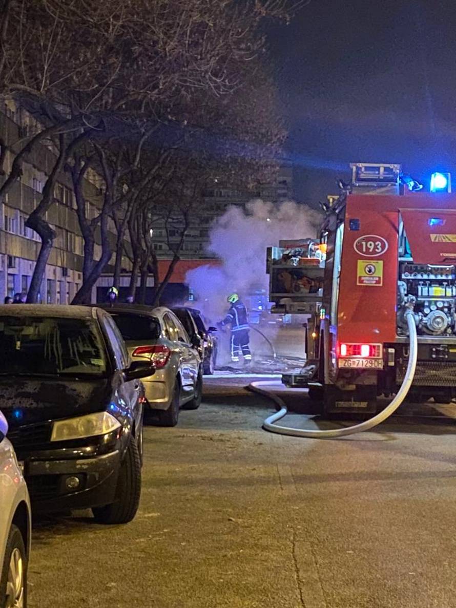 VIDEO Veliki požar u Utrinama, izgorjela tri auta: 'Eksplozije su se čule, vatra je šikljala svuda!'