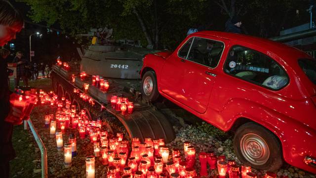 Osijek: Kod crvenog fiće koji gazi tenk zapaljene svijeće u sjećanje na Vukovar