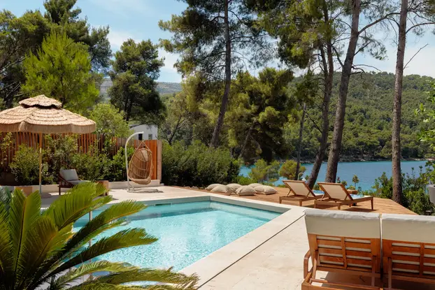 FOTO Prekrasna vila na Hvaru dobila je nagradu za dizajn - neprimjetno uranja u okoliš
