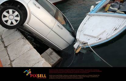 Talijanu iznajmljeni Chevrolet upao u more, potopio i brodicu