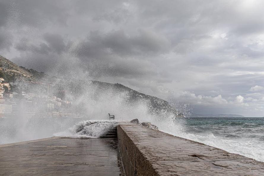 Dubrovnik: Potraga za tijelom muškarca kojeg su povukli valovi je obustavljena