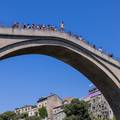 Za dlaku izbjegnuta tragedija: Muškarac u Mostaru skakao sa Starog mosta, naišao čamac