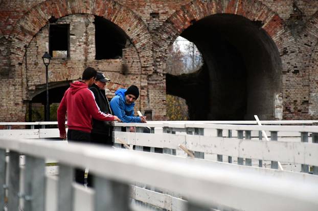 FOTO Slavonski Brod oblači svoje božićno ruho: Priprema grada za blagdansko ozračje