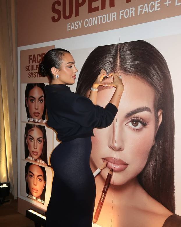 Georgina, pa gdje su ti hlačice? Atraktivna manekenka mamila je poglede ulicama New Yorka...