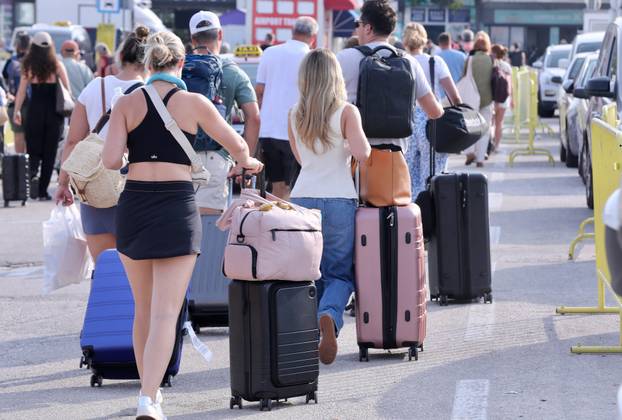Split: Velik broj putnika odlazi katamaranima na otoke