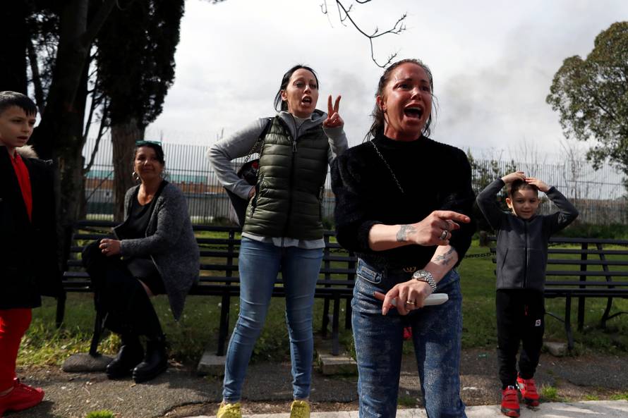 Totalni kaos u Italiji: Ispred zatvora mlate se s policijom