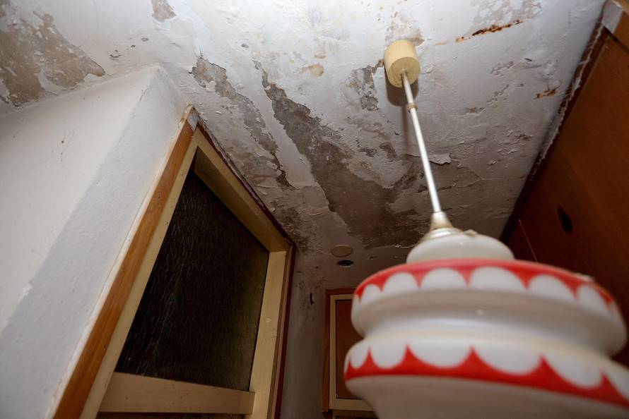 Benkovac: Branitelj Marko živi u stanu koji je u jako lošem stanju i nema struje