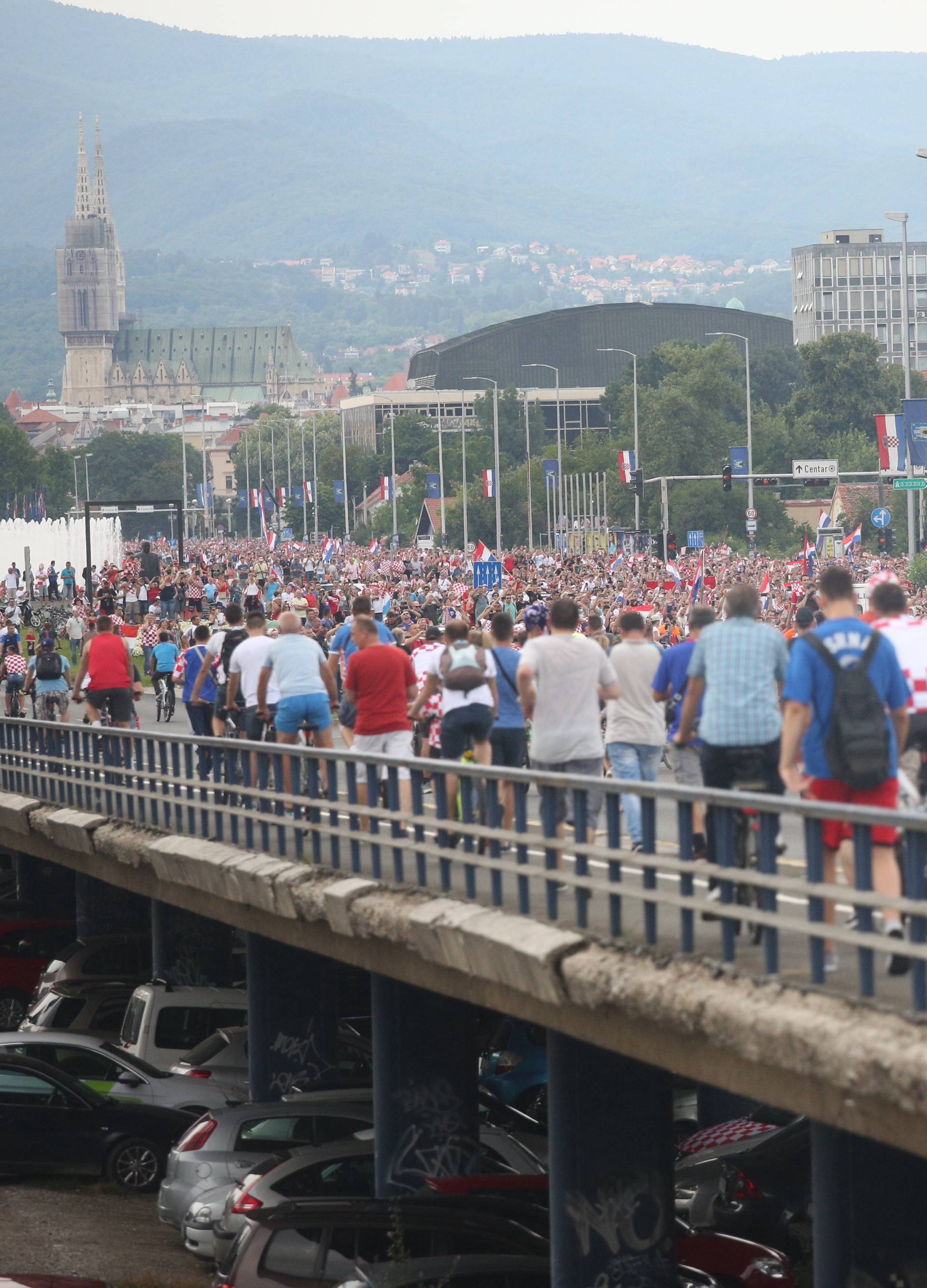 Okupljeni graÄani na Mostu slobode pozdravljaju Vatrene