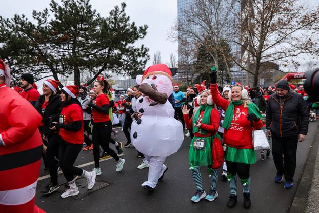 Zagreb: Održan Zagreb Advent Run s brojnim zabavnim maskiranim trkačima 