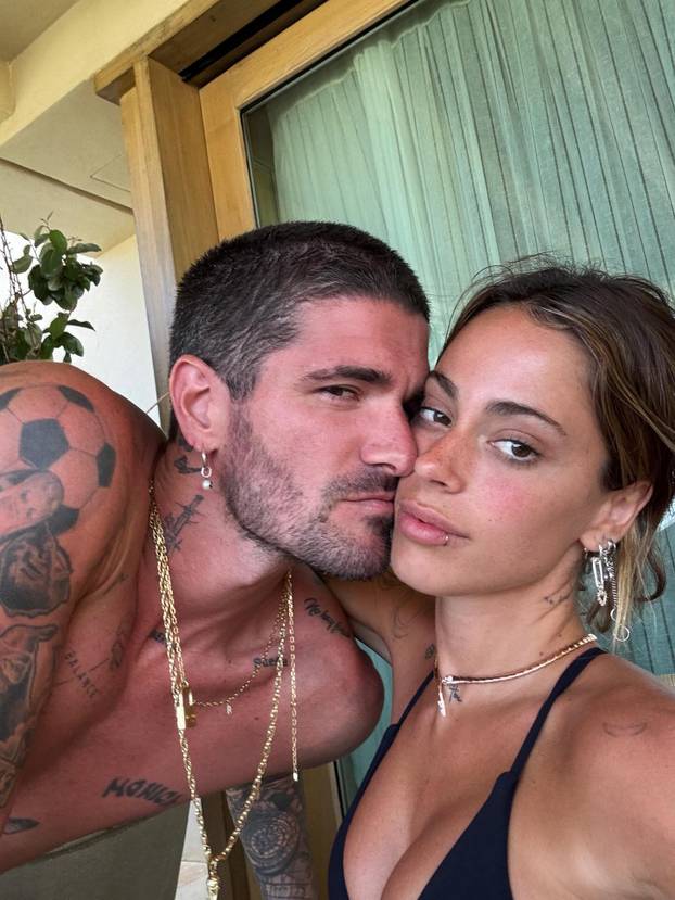 Svjetski prvak ljubi atraktivnu pjevačicu. Uskoro će se vjenčati