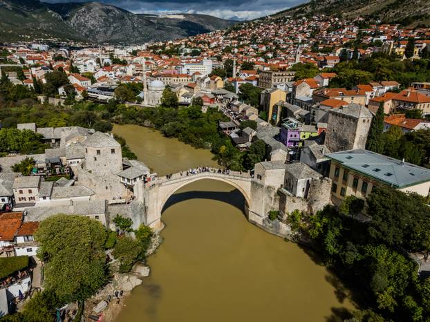 Neretva u Mostaru promijenila boju, više nije zelena nego smeđa i prljava