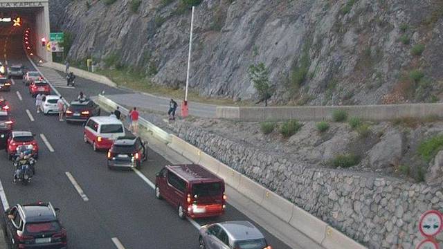 Kaos na autocesti A1: Zatvorili su tunel Mala Kapela u smjeru Zagreba, kolona bila duga 5 km