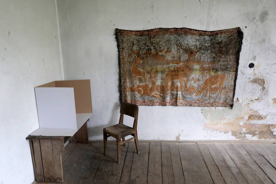 Željezno Žumberačko: Biračko mjesto u staroj školi 