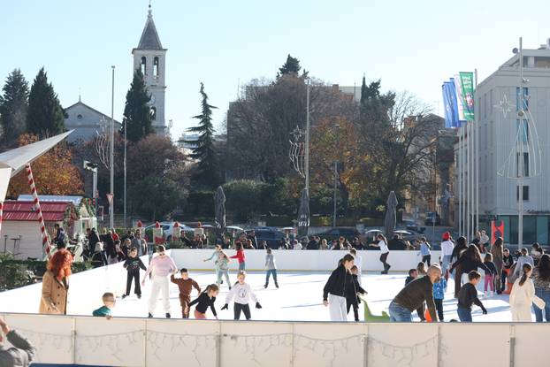 Šibenik: Klizalište na Adventuri puno kliza?a