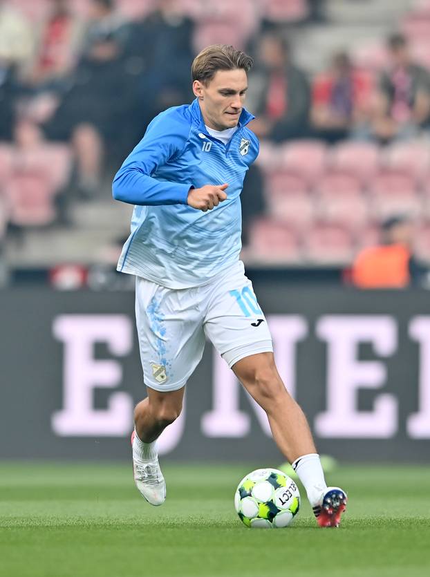 Zagrijavanje nogometaša uoči početka utakmice Midtjyllanda i Rijeke u play-offu za ulazak u UEFA Konferencijsku ligu