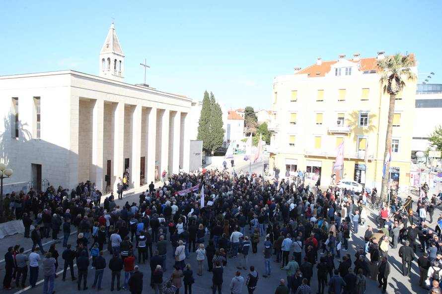 Policija izbacila HSP-ovce koji su ometali Frljićevu predstavu