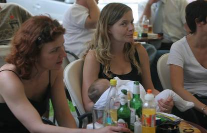 Lucija Šerbedžija pije pivo dok drži bebu u naručju