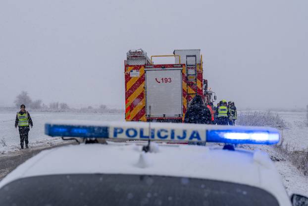 Otočac: Vatrogasci izvukli osobu koja je teretnim vozilom sletjela s ceste