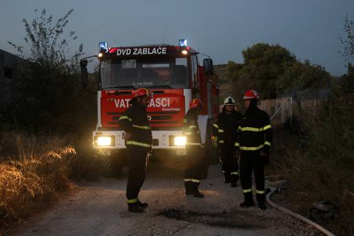 Požari bukte diljem Dalmacije, najviše na Šibenskom području:  Kod Promine još uvijek gori...