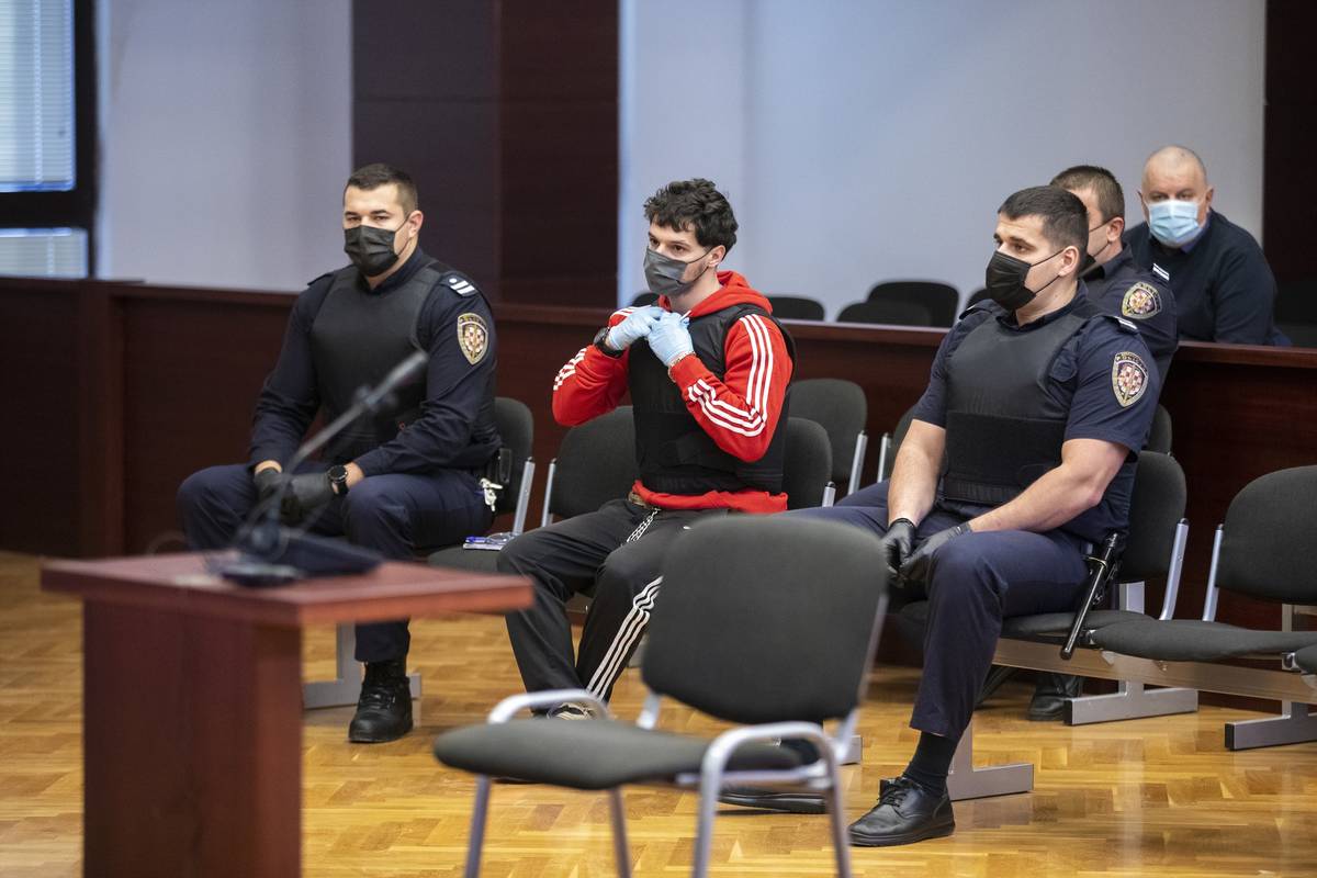 Zavadlav u sudnici u pancirki!