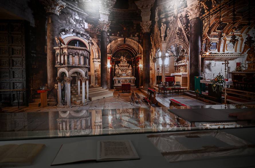 Zagreb: 1100 izlozba Hrvatskog Kraljevstva  u Klovicevim dvorima