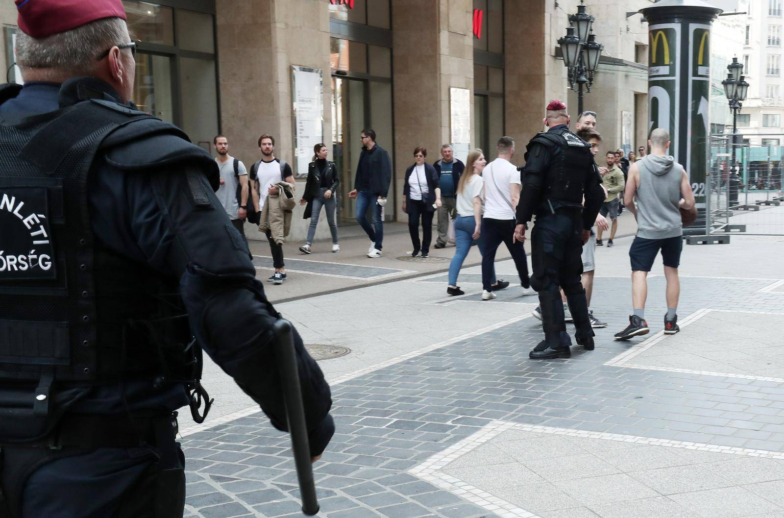 BudimpeÅ¡ta: Policija sprijeÄila incident kada je gradom proÅ¡etao jedan mladiÄ sa zastavom Srbije