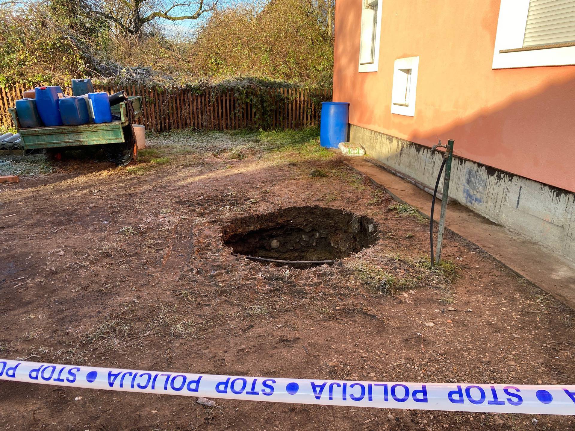 'Nešto je pucketalo i pojavila se golema rupa kraj moje kuće!'