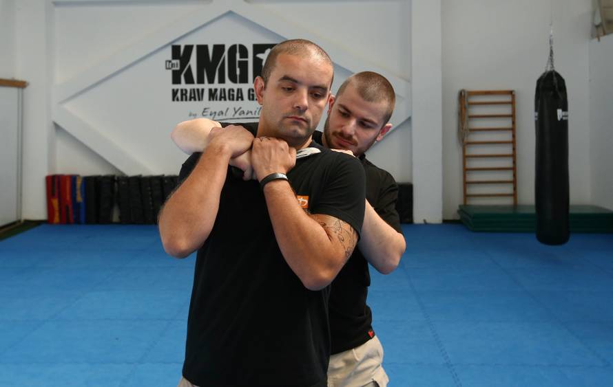 Naučite se spasiti od napada palicom, nožem i pištoljem!